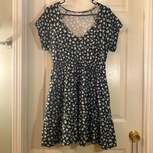 Dresses & Skirts - Adorable Green and White Floral Dress